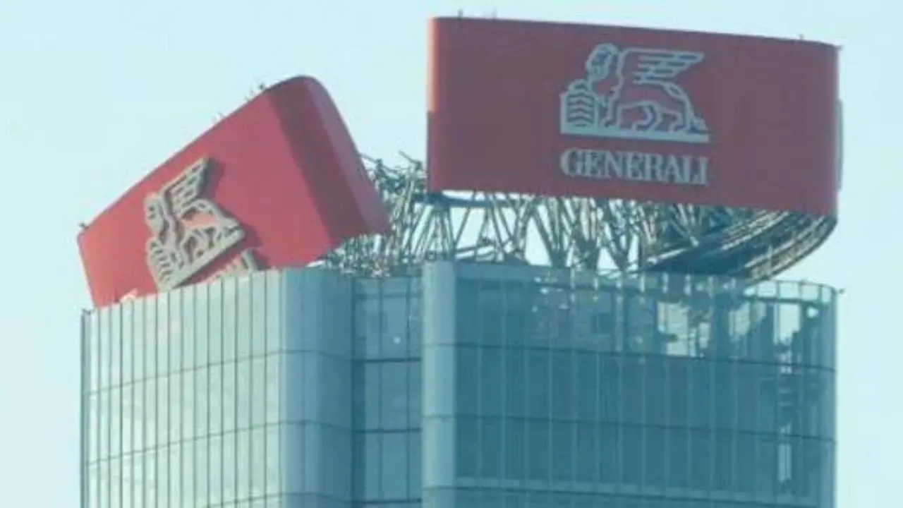 Milano, si stacca l'insegna della Torre Generali: rischio crollo, chiusa parte di City Life