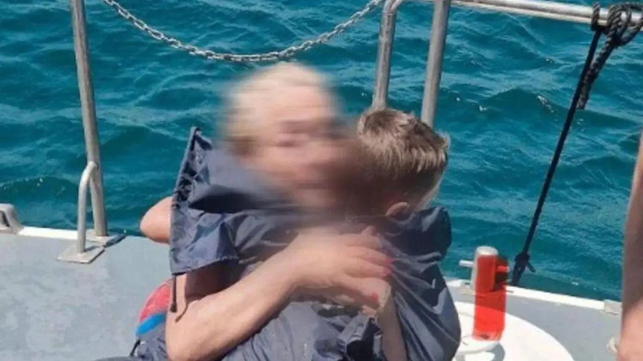 Bimbo di 5 anni e nonna trascinati al largo con il materassino
