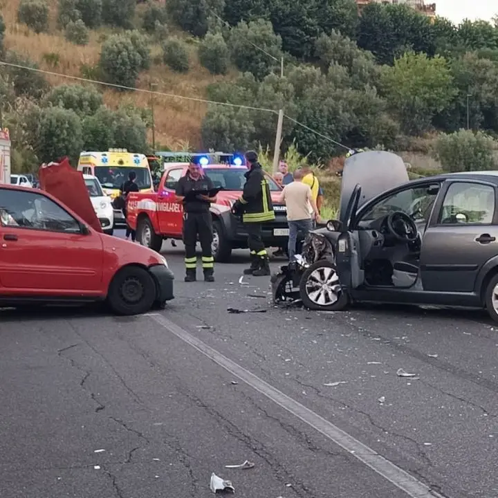 Incidente a Mendicino, auto invade la corsia opposta forse dopo lo scoppio di una gomma
