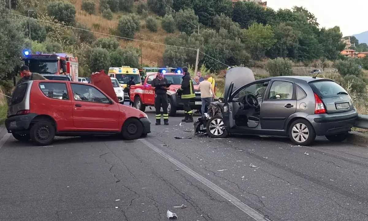 Incidente a Mendicino, auto invade la corsia opposta forse dopo lo scoppio di una gomma