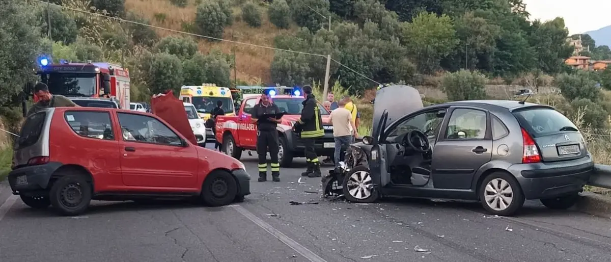 Incidente a Mendicino, auto invade la corsia opposta forse dopo lo scoppio di una gomma