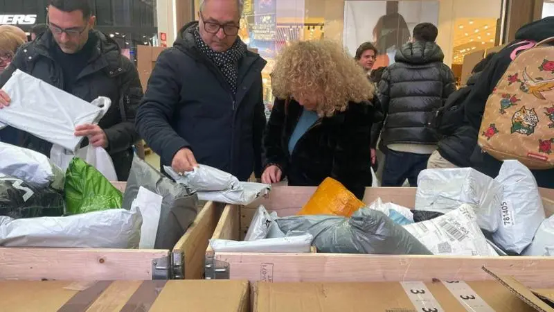 A Rende arrivano le mystery box: acquista pacchi smarriti, pagali a peso e scopri la sorpresa