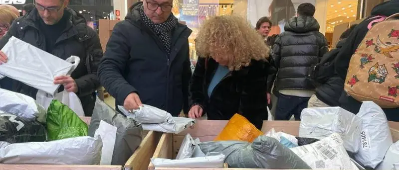 A Rende arrivano le mystery box: acquista pacchi smarriti, pagali a peso e scopri la sorpresa