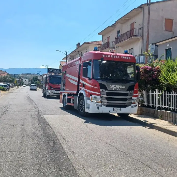Montalto Uffugo, a fuoco il sottotetto di una palazzina a Taverna