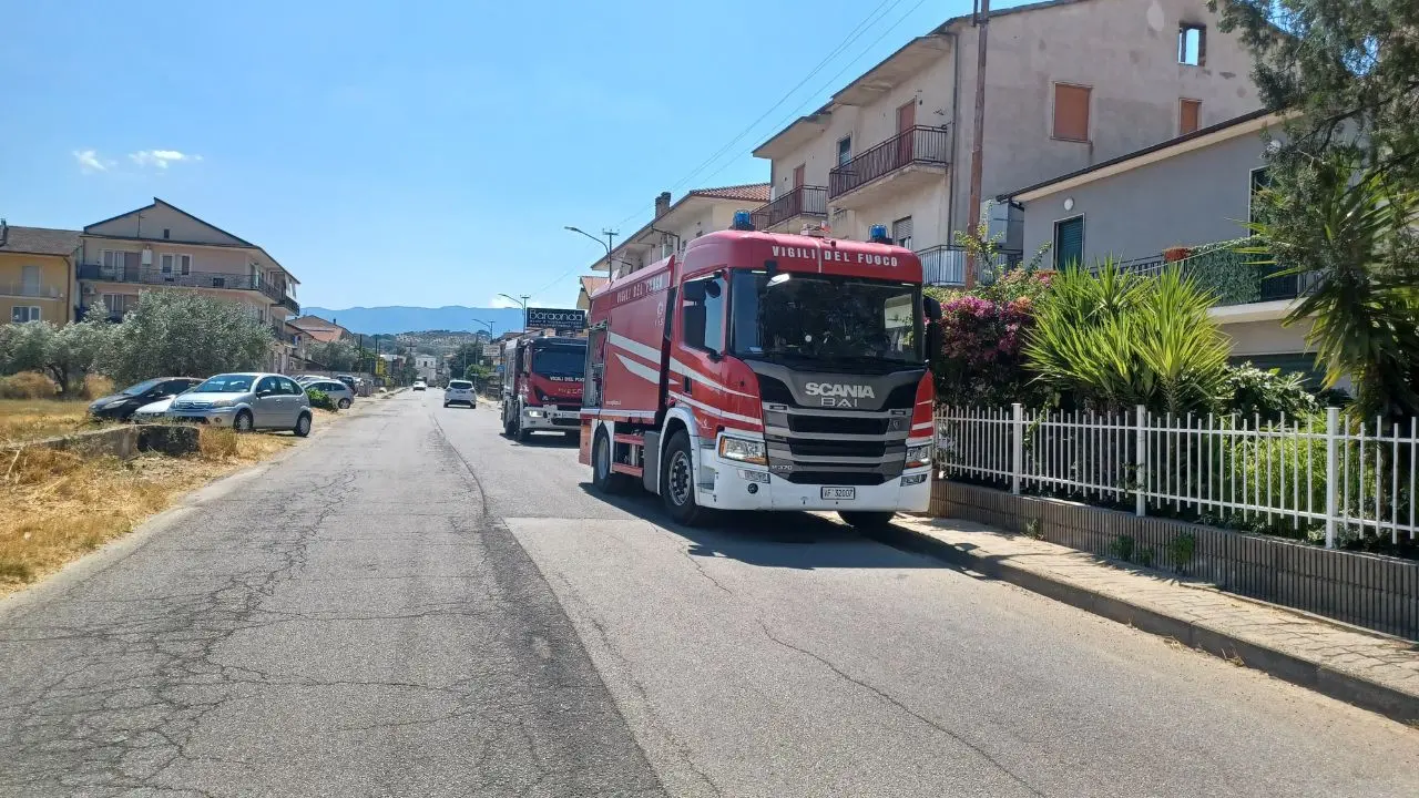 Montalto Uffugo, a fuoco il sottotetto di una palazzina a Taverna