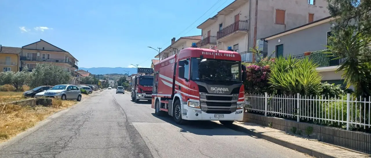 Montalto Uffugo, a fuoco il sottotetto di una palazzina a Taverna