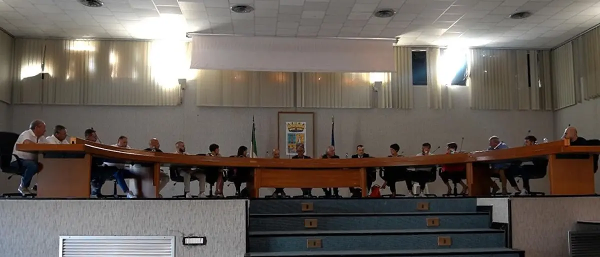 Scalea, l'aumento della Tari fa litigare i \"due\" sindaci