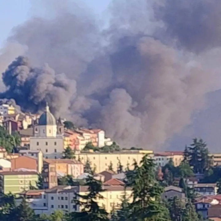 Acri avvolta dal fumo per l'incendio di un capannone
