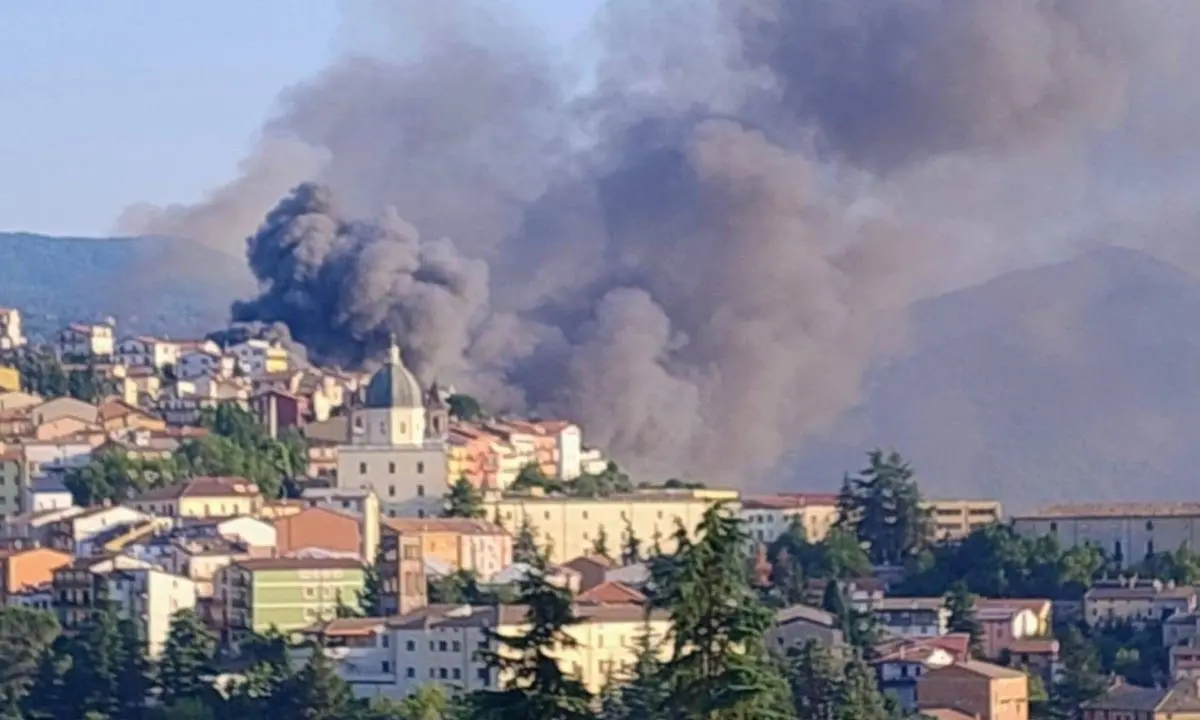 Acri avvolta dal fumo per l'incendio di un capannone
