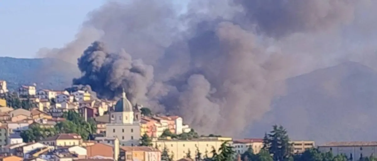 Acri avvolta dal fumo per l'incendio di un capannone