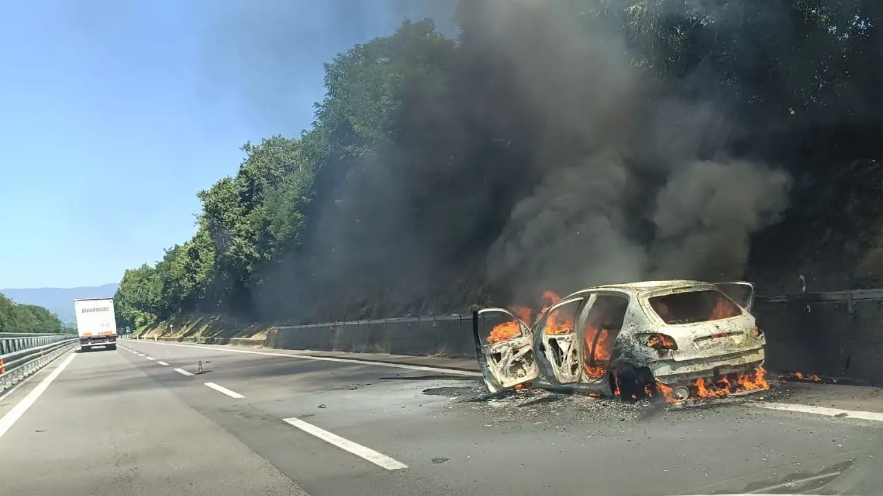 Autostrada A2, auto in fiamme tra Altilia e Rogliano in direzione nord