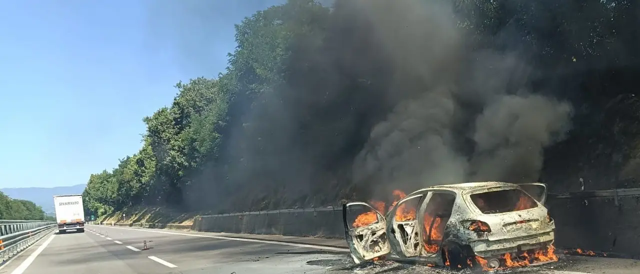 Autostrada A2, auto in fiamme tra Altilia e Rogliano in direzione nord