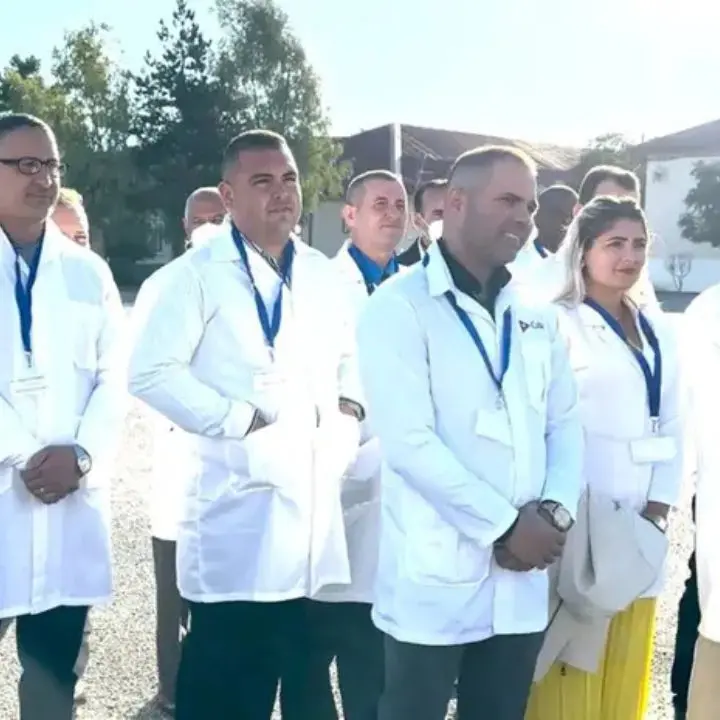 Medici cubani in Calabria, un’inchiesta accusa: stipendi decurtati del 70% e controlli anche sui social