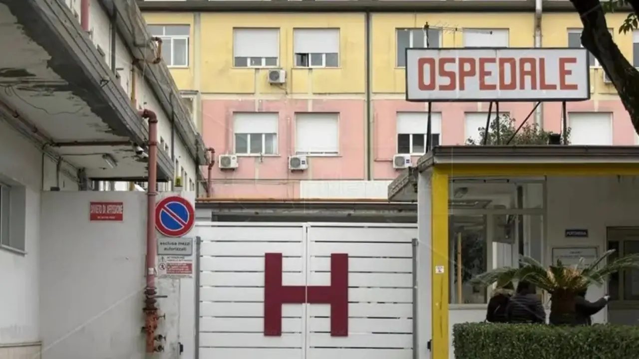 Tragedia sfiorata a Vibo: minaccia di darsi fuoco davanti al reparto di ortopedia