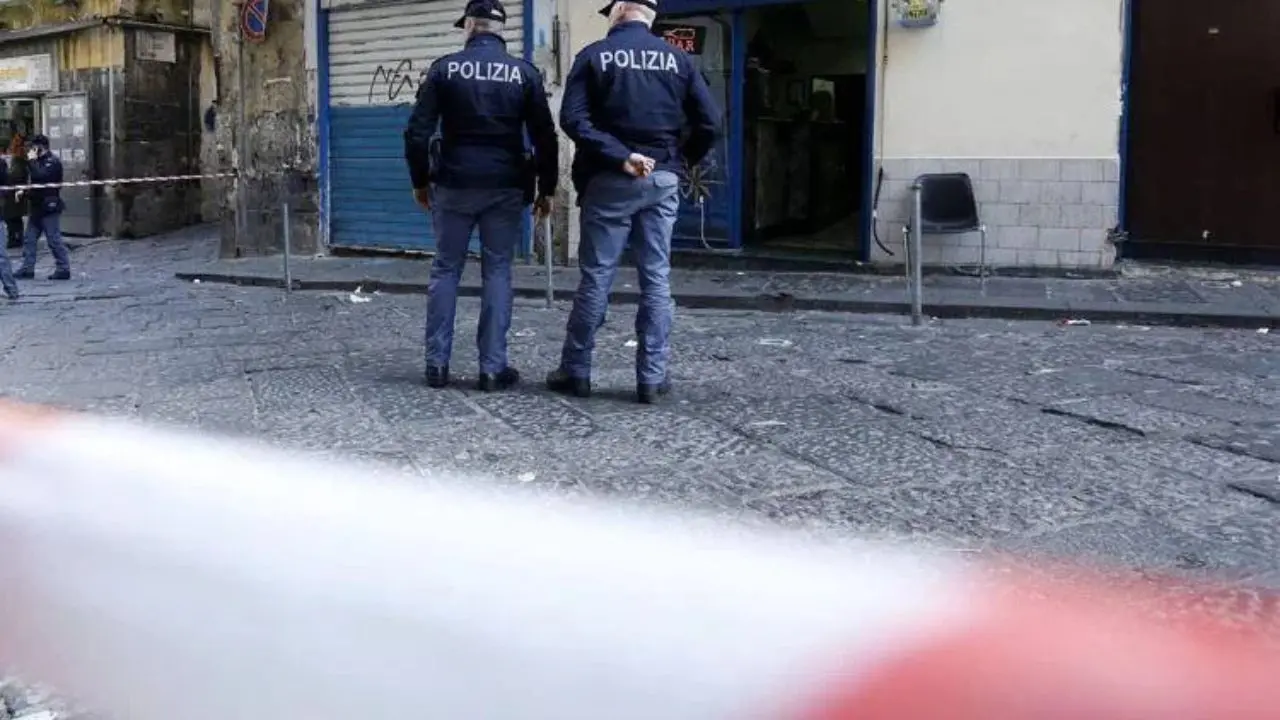 Napoli, due anziani fratelli trovati morti in casa: ipotesi omicidio-suicidio