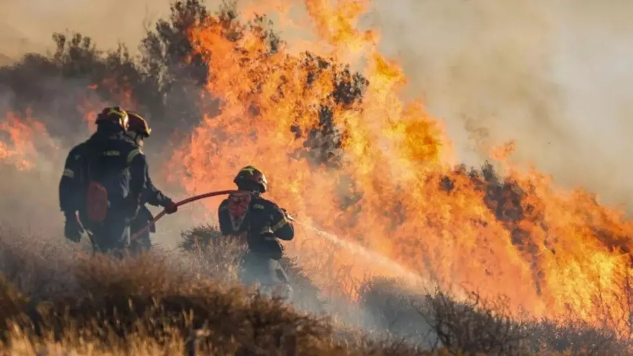 Maxi incendio a Creta, turisti e residenti in fuga