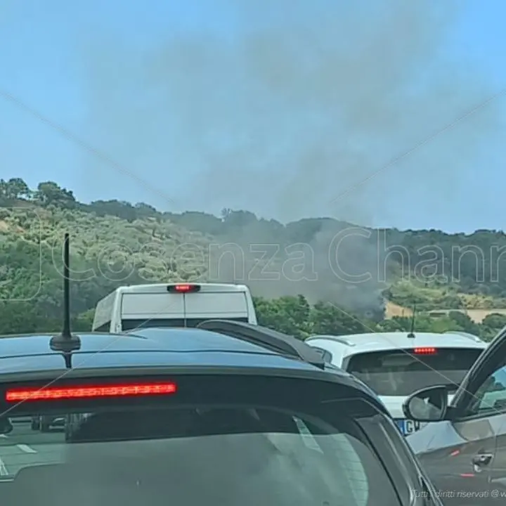Paura in A2: mezzo in fiamme con famiglia e cane a bordo, illesi per miracolo