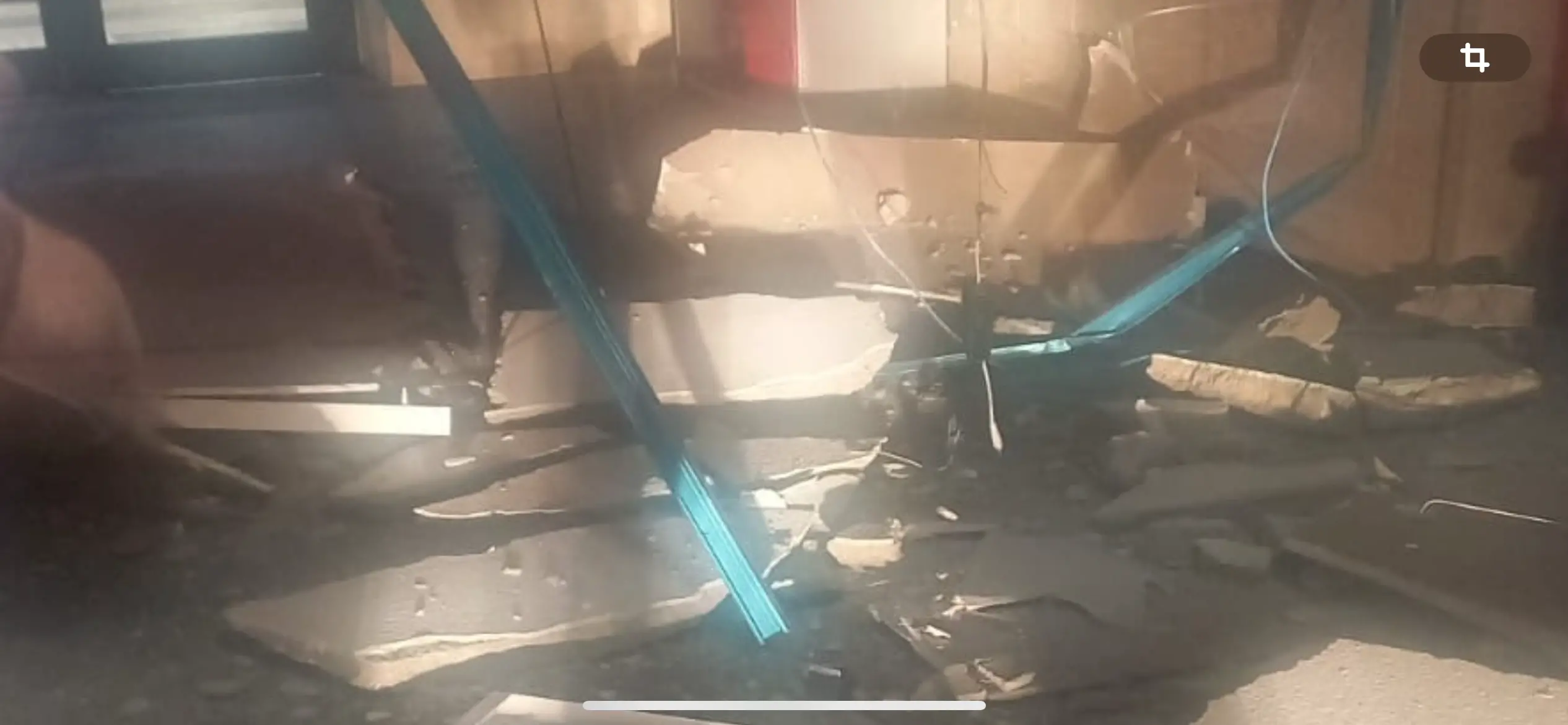Crolla parte del tetto alla stazione di Rossano: nessun ferito, area messa in sicurezza