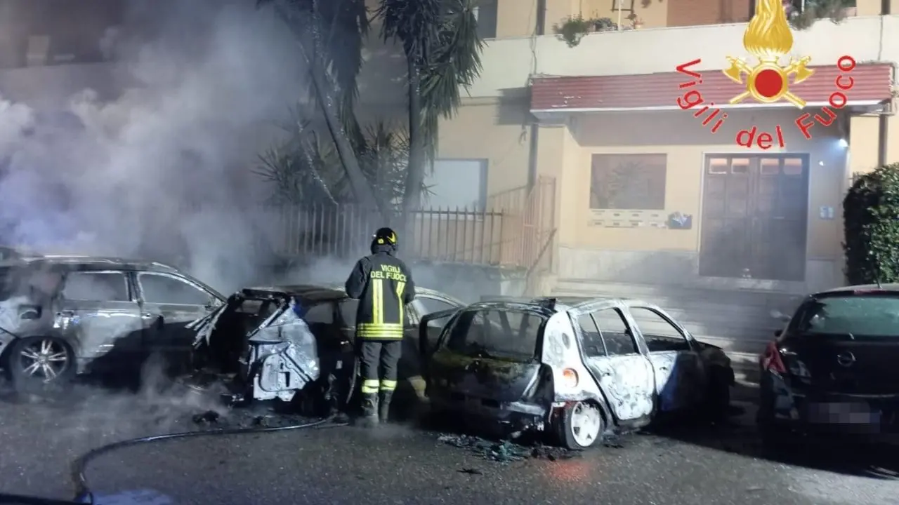 Notte di fuoco a Lamezia Terme: incendio doloso distrugge sei auto e una moto