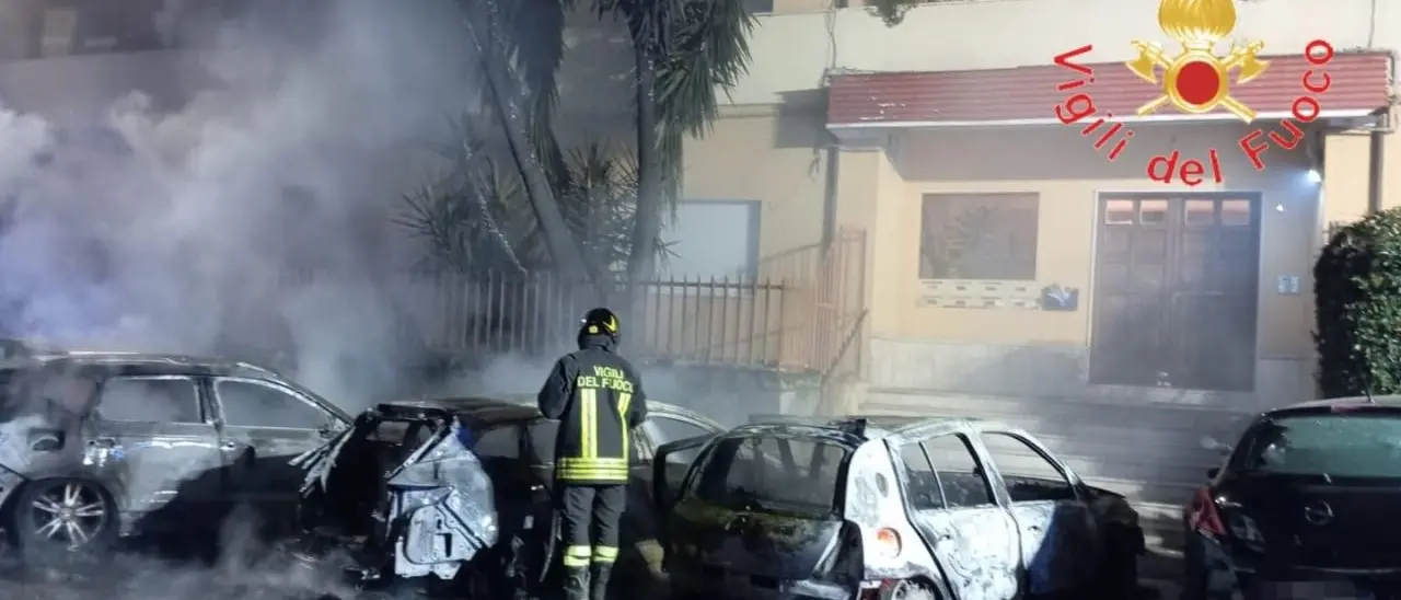 Notte di fuoco a Lamezia Terme: incendio doloso distrugge sei auto e una moto