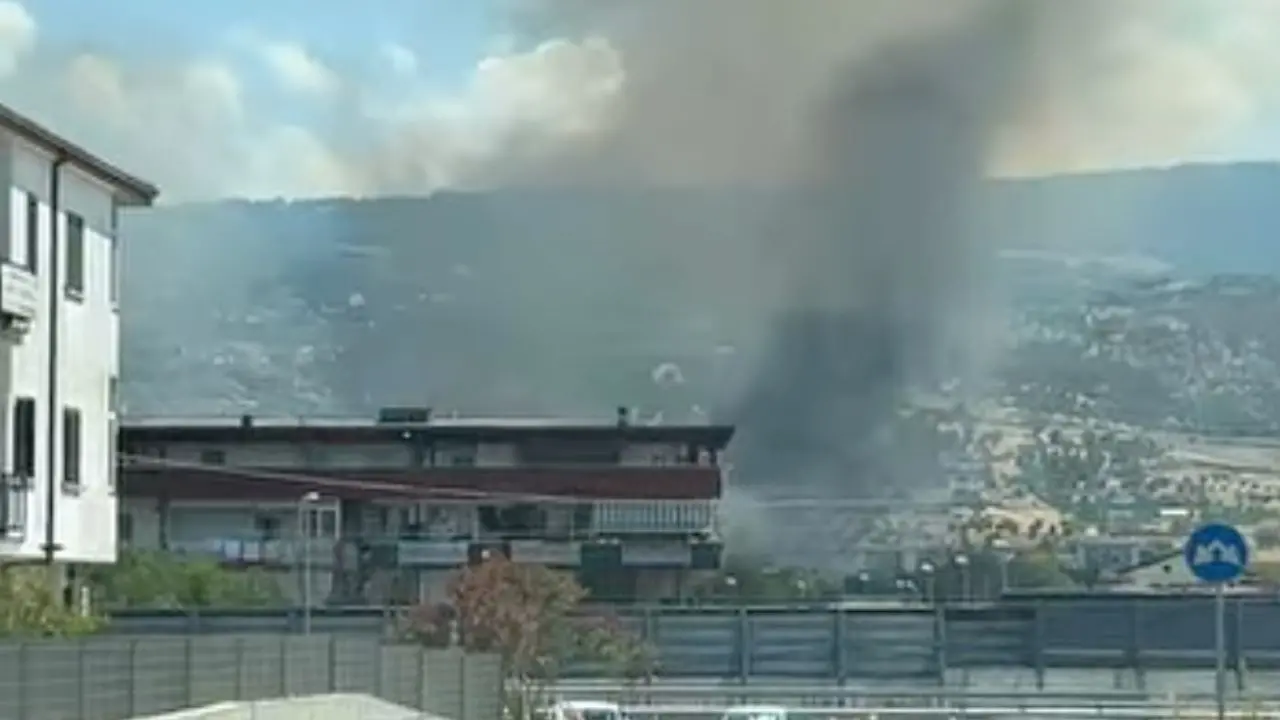 Montalto Uffugo, incendio nella frazione di Taverna