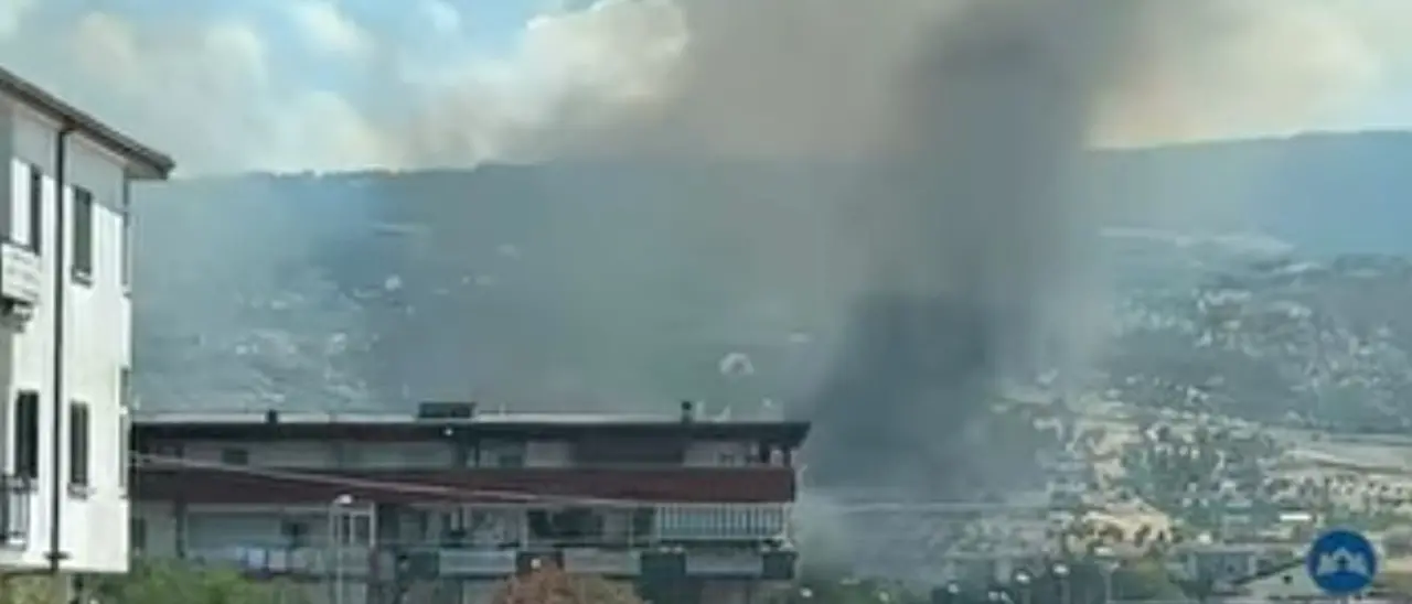 Montalto Uffugo, incendio nella frazione di Taverna