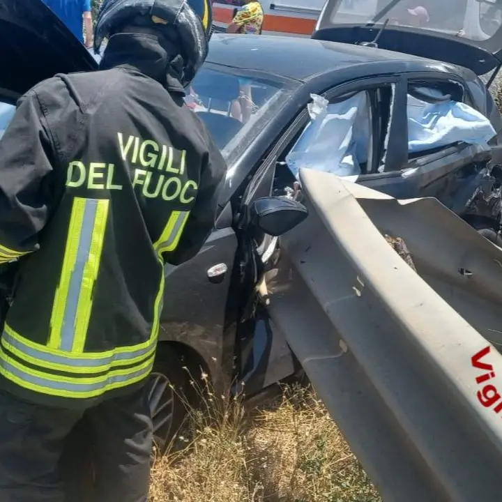 Incidente sulla Statale 106 Jonica, tre auto coinvolte: una donna estratta dalle lamiere dai Vigili del Fuoco - FOTO