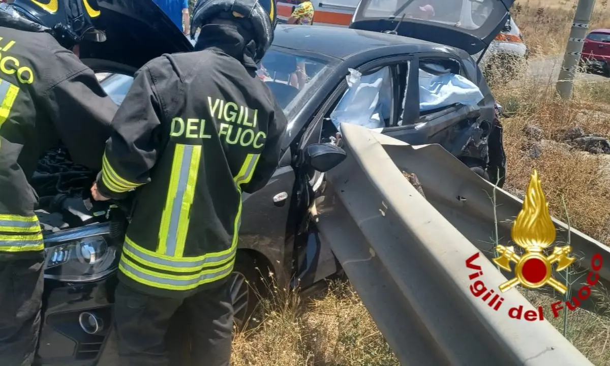 Incidente sulla Statale 106 Jonica, tre auto coinvolte: una donna estratta dalle lamiere dai Vigili del Fuoco - FOTO