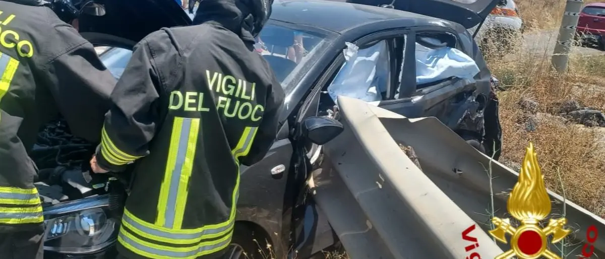 Incidente sulla Statale 106 Jonica, tre auto coinvolte: una donna estratta dalle lamiere dai Vigili del Fuoco - FOTO