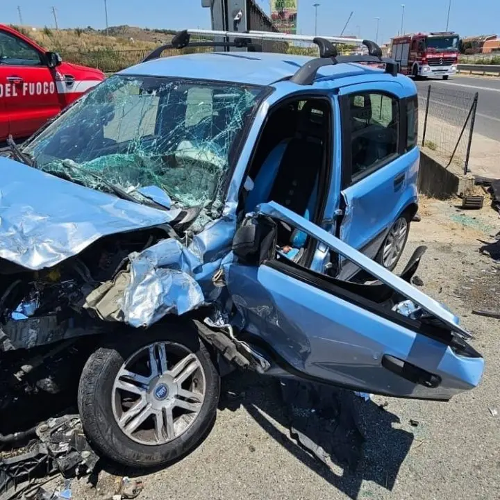 Schianto sulla Statale 106 Jonica a Cropani: tre feriti, uno grave. Strada chiusa in entrambe le direzioni