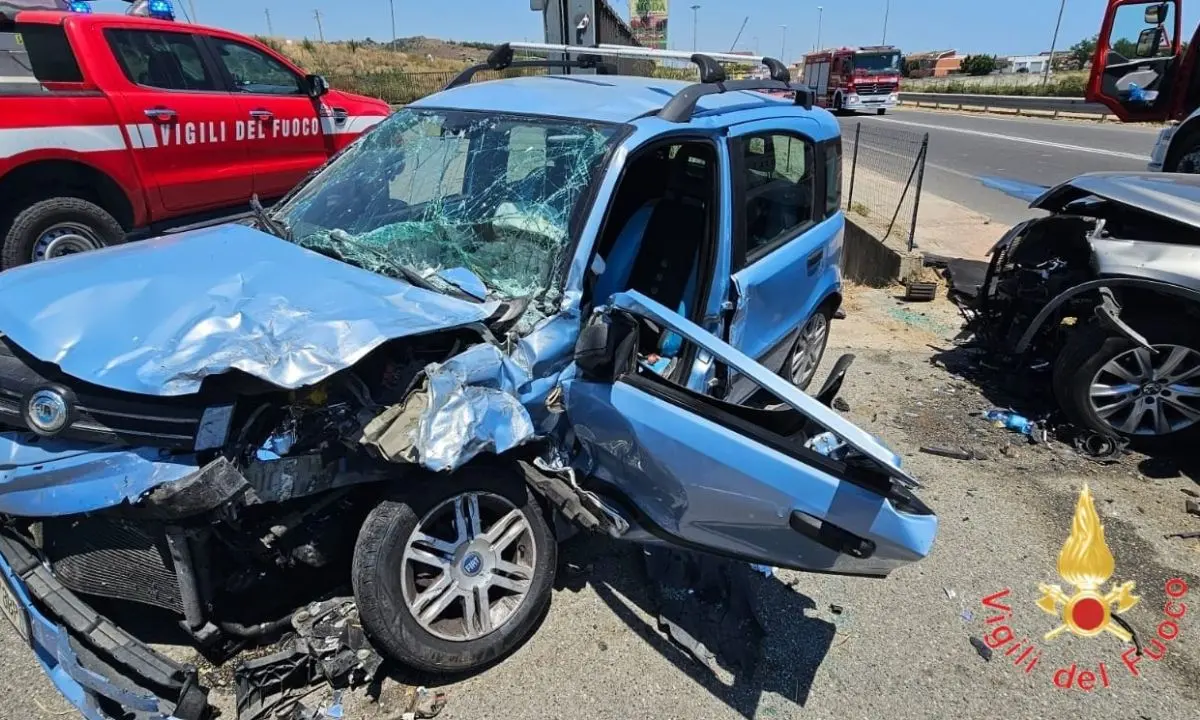 Schianto sulla Statale 106 Jonica a Cropani: tre feriti, uno grave. Strada chiusa in entrambe le direzioni