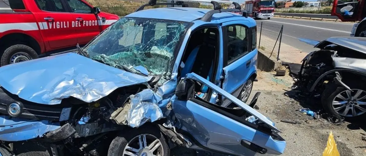 Schianto sulla Statale 106 Jonica a Cropani: tre feriti, uno grave. Strada chiusa in entrambe le direzioni