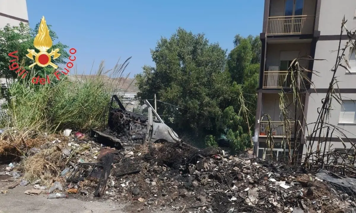 Fiamme in una discarica abusiva a Catanzaro, paura in Viale Isonzo: incendio a pochi metri dalle case
