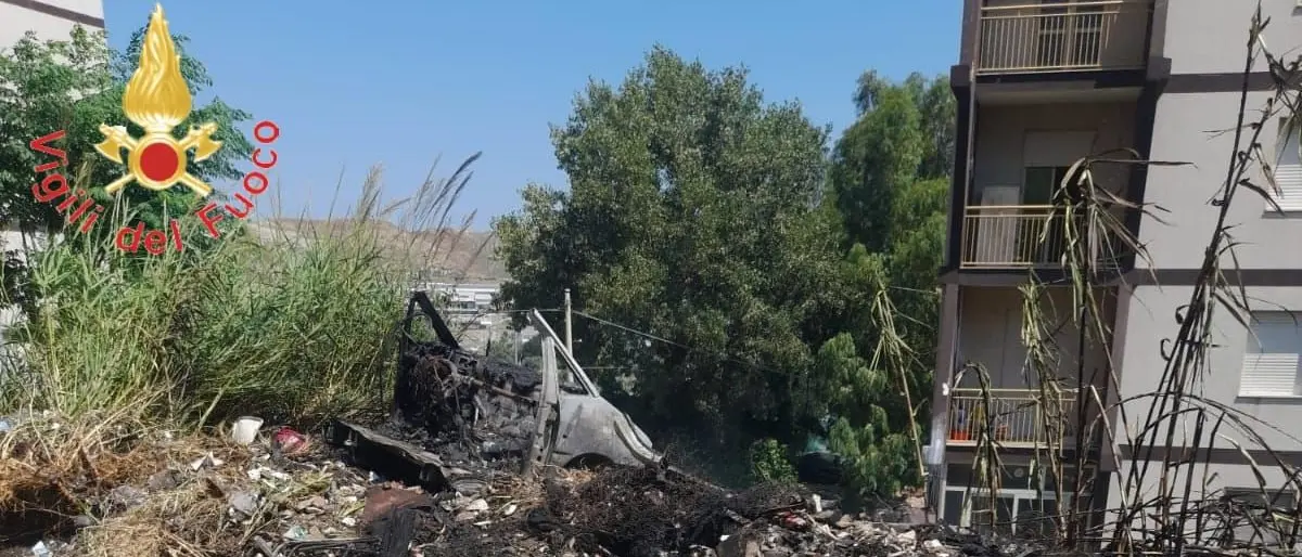 Fiamme in una discarica abusiva a Catanzaro, paura in Viale Isonzo: incendio a pochi metri dalle case