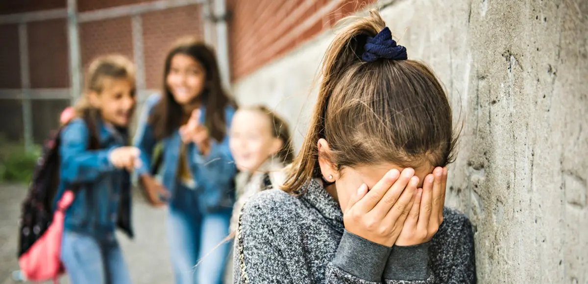 Pestata a 14 anni da due coetanee: il video finisce sui social, il padre annuncia denuncia