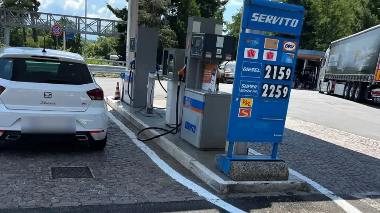 Benzina carissima e cantieri eterni in autostrada: il paradosso di una Calabria che respinge i turisti