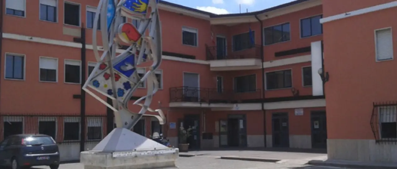 Crisi al Comune di Bisignano: l'assessore Stefania De Marco consegna le deleghe