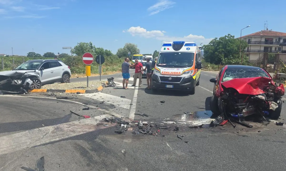 Corigliano Rossano, incidente allo svincolo \"Boscarello\": due feriti