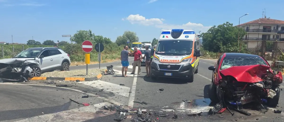 Corigliano Rossano, incidente allo svincolo \"Boscarello\": due feriti