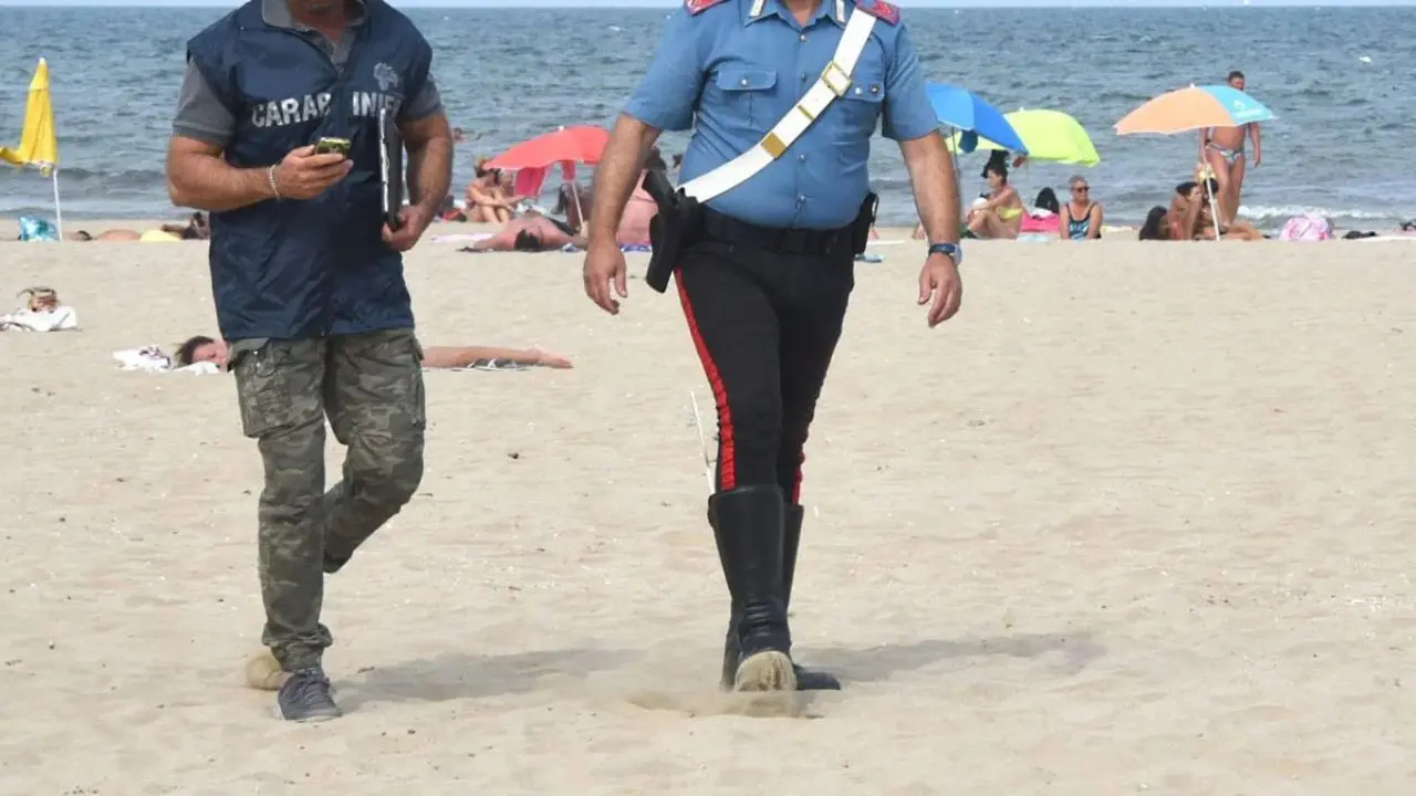 Lavoro in nero sulle spiagge del cosentino: sospesi due stabilimenti balneari