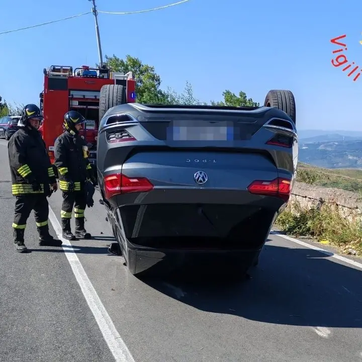 Incidente a Catanzaro: l'auto si ribalta e il conducente rimane ferito