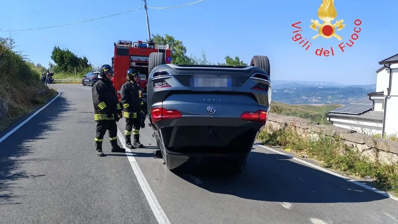 Incidente a Catanzaro: l'auto si ribalta e il conducente rimane ferito