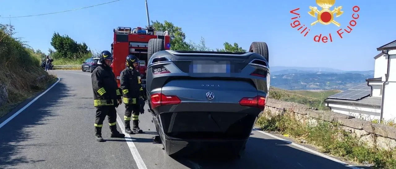 Incidente a Catanzaro: l'auto si ribalta e il conducente rimane ferito