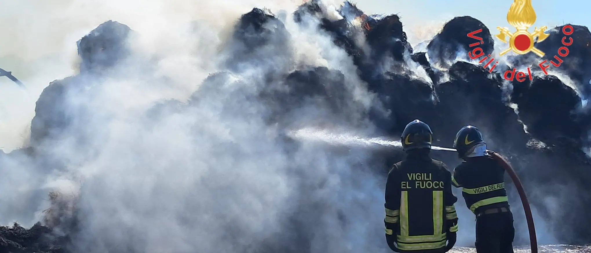 Vasto incendio in un’azienda agricola a Soveria Simeri: in fiamme rotoballe di fieno