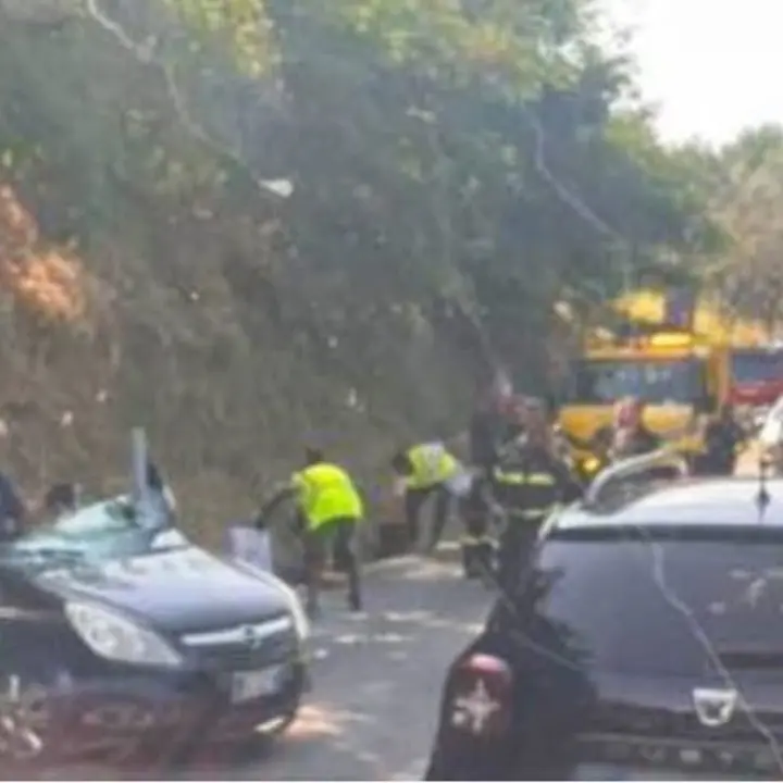 Cosenza, auto si ribalta a Donnici: conducente estratta dalle lamiere dai vigili del fuoco