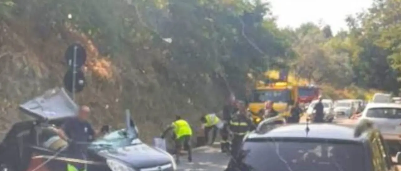 Cosenza, auto si ribalta a Donnici: conducente estratta dalle lamiere dai vigili del fuoco