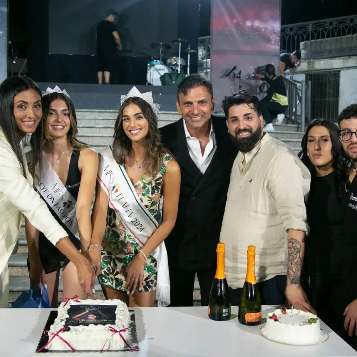 Rebecca Maria Ferraro è Miss Eye on Fashion 2025: emozioni e talento sul palco di Carolei