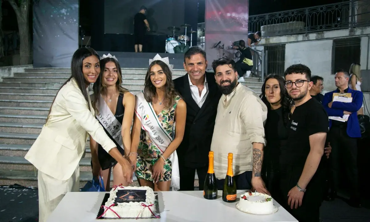Rebecca Maria Ferraro è Miss Eye on Fashion 2025: emozioni e talento sul palco di Carolei