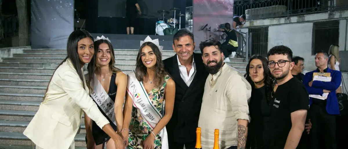 Rebecca Maria Ferraro è Miss Eye on Fashion 2025: emozioni e talento sul palco di Carolei