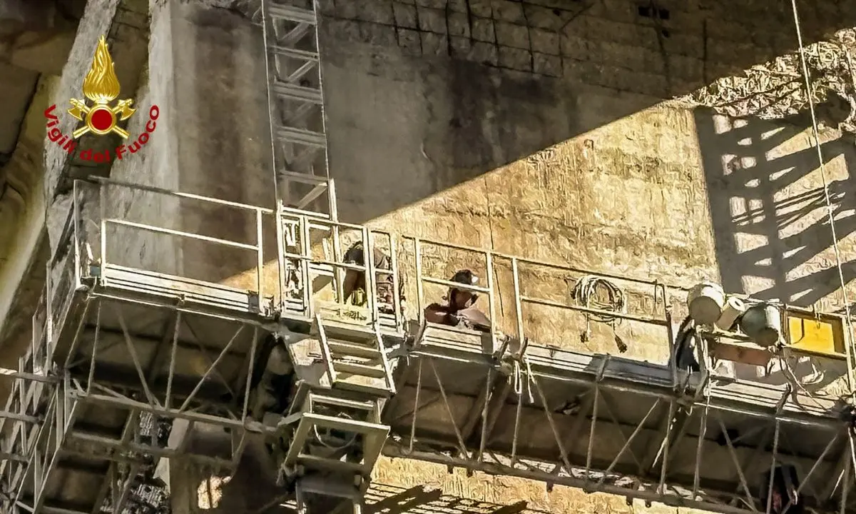 Cosenza, dodici operai bloccati in quota sul viadotto Friddizza: salvati dai Vigili del Fuoco